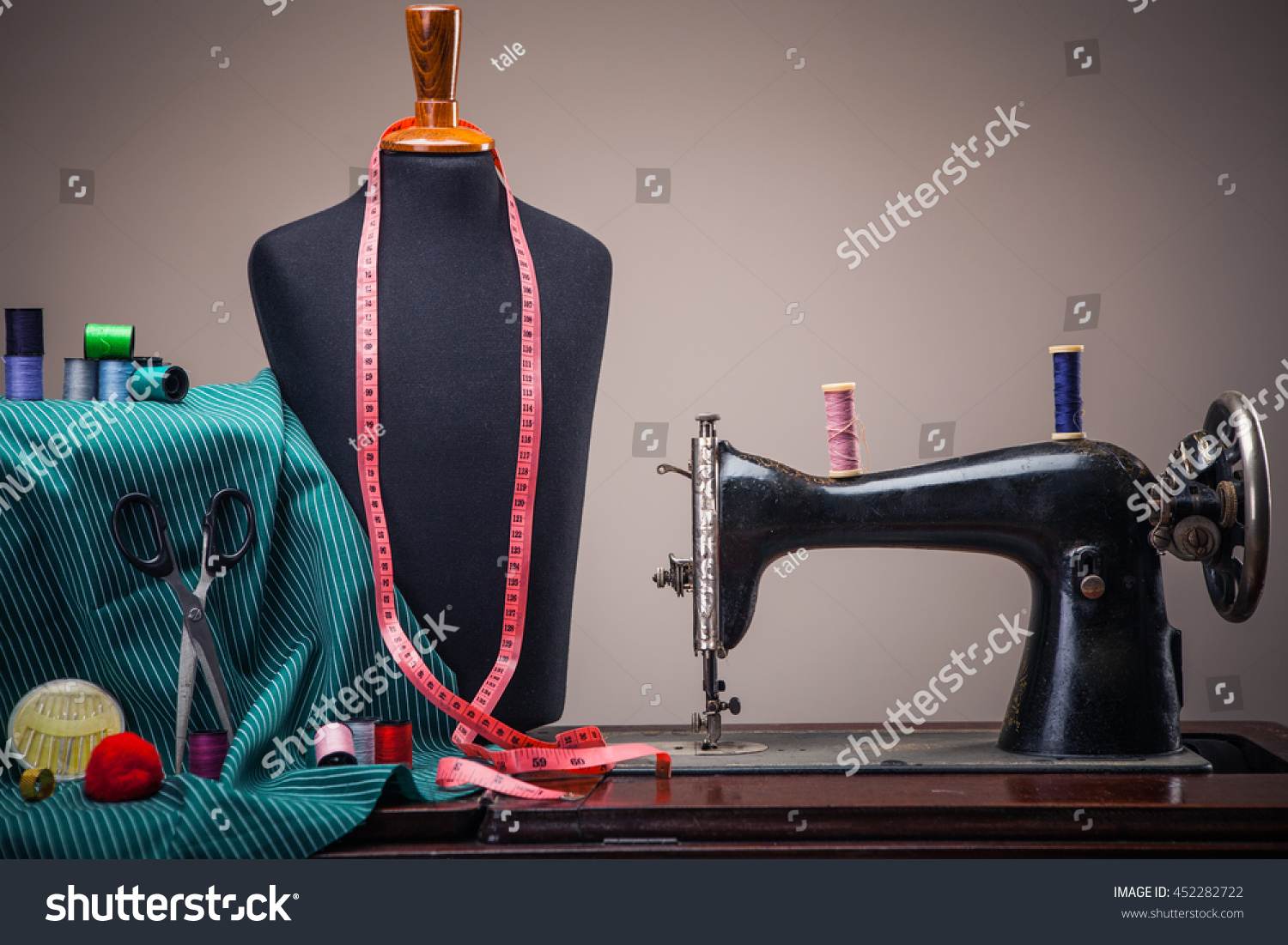 Atelier de couture avec machine, mannequin et tissus