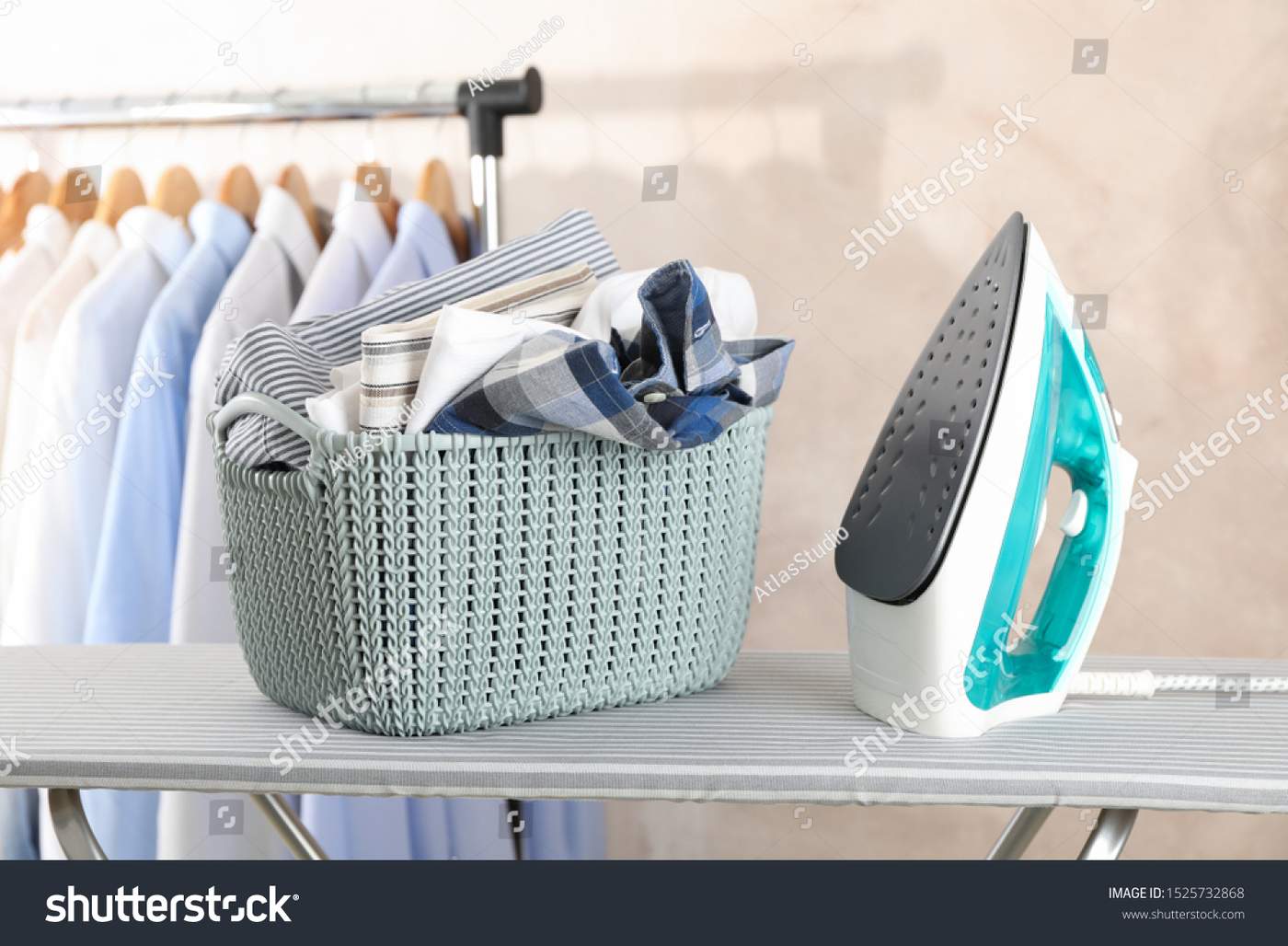Panier de linge propre et fer a repasser